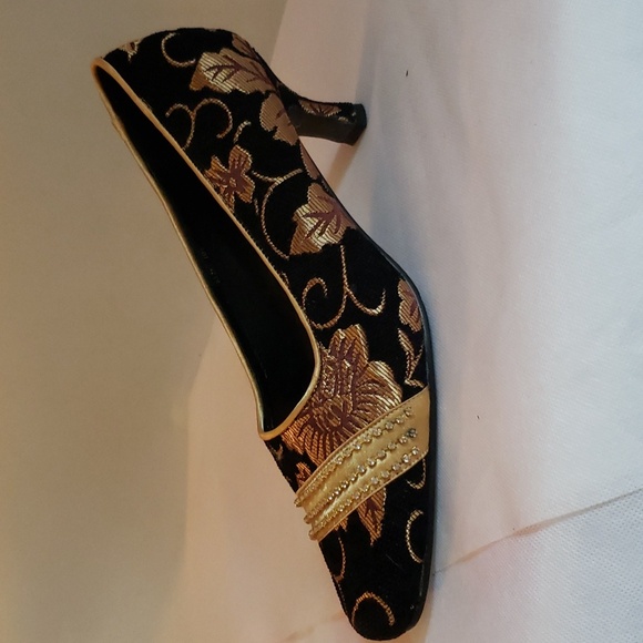 Elegant Black and Gold Heels - Picture 3 of 16